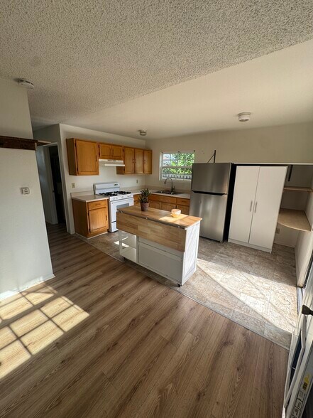 Building Photo - 6704 Nagle Ave