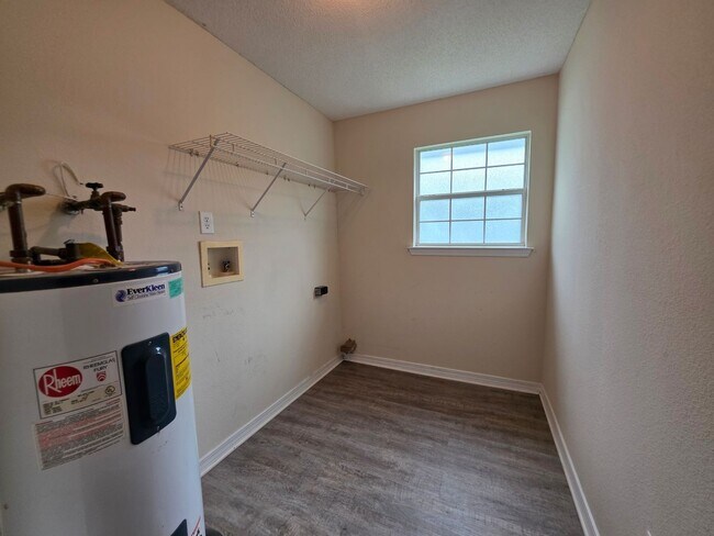 Building Photo - 3BR/2BA home with 2 car garage and privacy...
