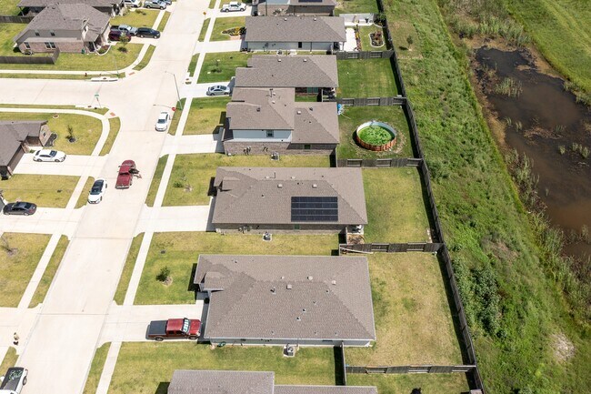 Building Photo - 607 Hidden Brk Dr