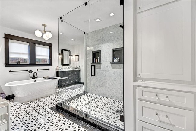 Building Photo - 242 SW D St