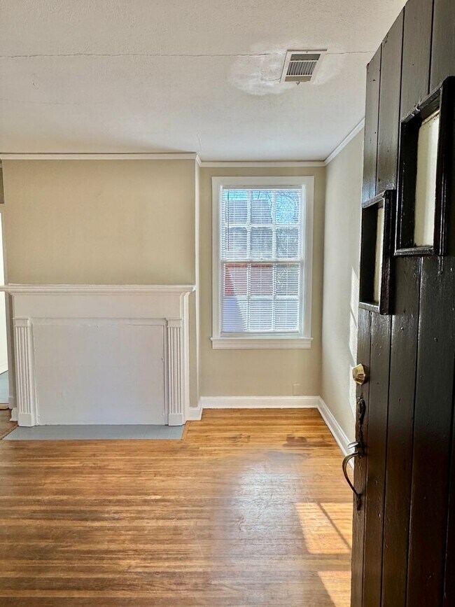 Building Photo - Charming 2-Bedroom Brick Bungalow