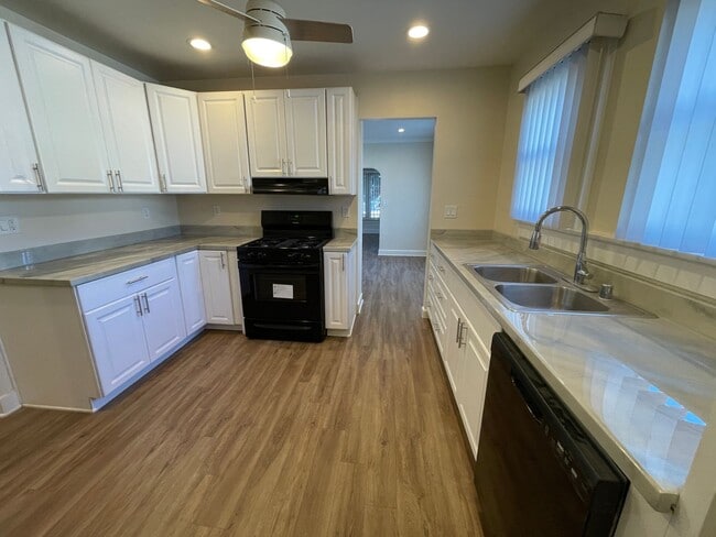 Building Photo - 512-514 N. Pacific Ave.