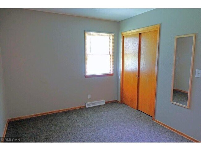Building Photo - 62 W Woodridge Dr