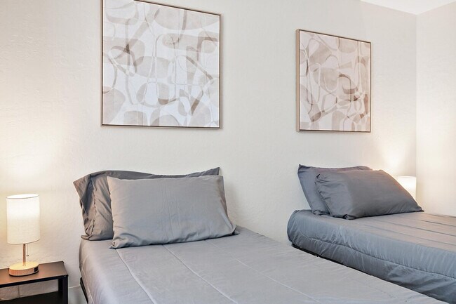 Building Photo - 1732 E Elwood St