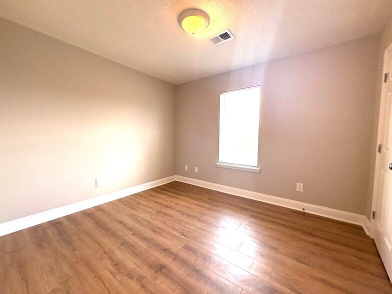 Building Photo - 2812 Cranbrook Dr