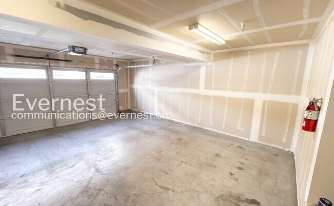 Building Photo - 3-Bed/3.5-Bath Townhome/ Available Now!
