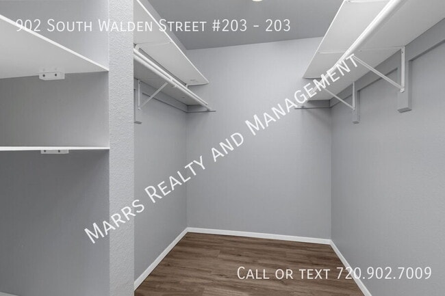 Building Photo - 902 S Walden St