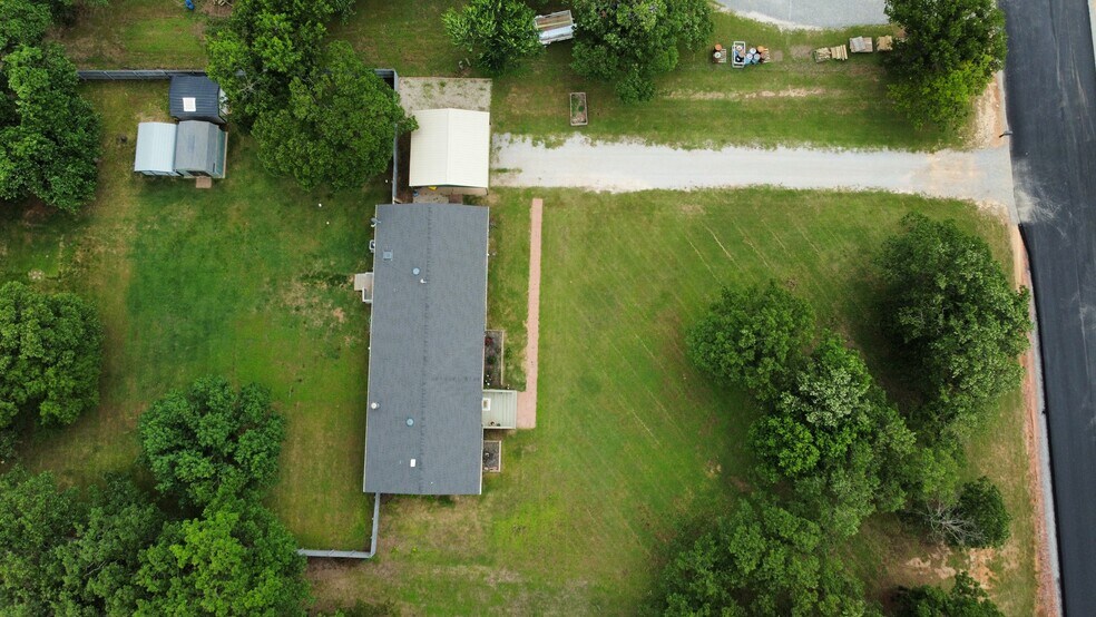 Building Photo - 712 S Brush Creek Rd