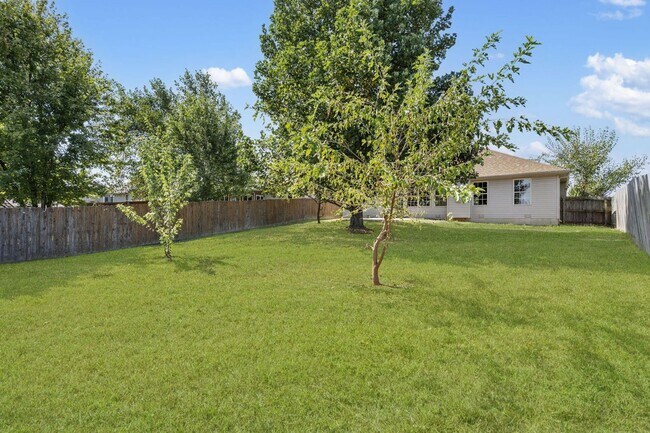 Building Photo - Newly Remodeled! | 4 Bedroom | 2 Bathroom | 2 Car Garage | 1,700 sq ft home | Fenced in back yard...