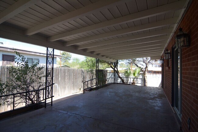 Building Photo - 6 Bedroom 3 Bath Home! Walking distance to University!