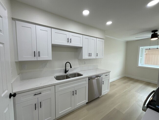 Building Photo - Villa Pacific: Remodeled 2 Bedroom 1.5 Bath Attached Townhouse,