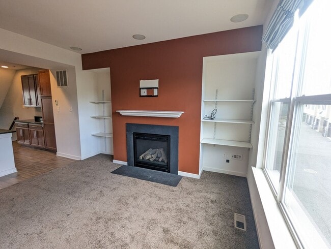 Building Photo - Modern 4 level townhouse available for imm...