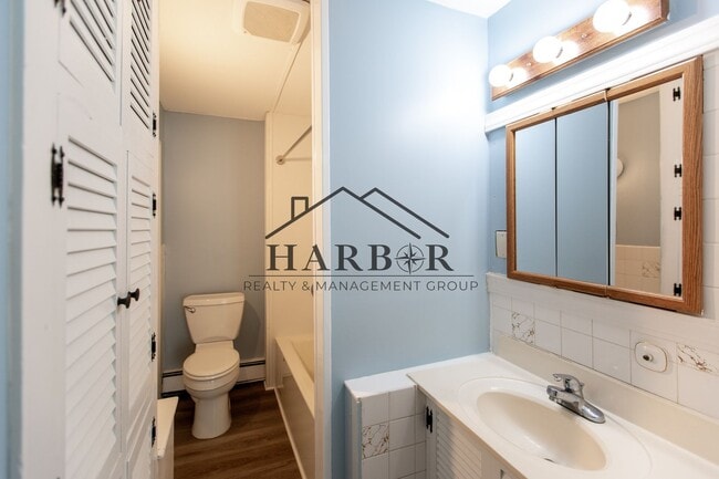 Building Photo - Large 3 Bedroom Apartment!