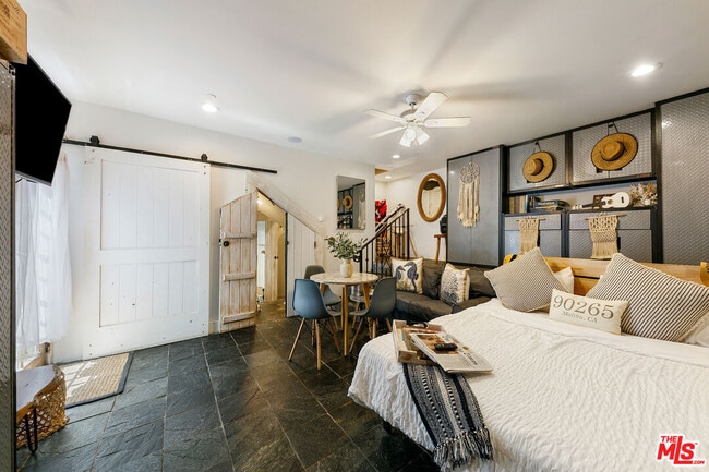 Building Photo - 2851 Seabreeze Dr