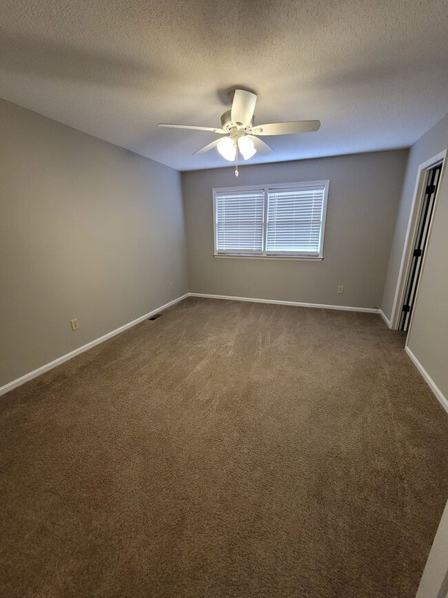 Building Photo - 3 BR Townhome in Creekside Village!
