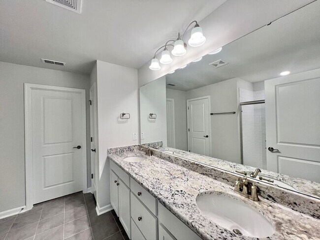 Building Photo - 812 McKenzie Pk Ter