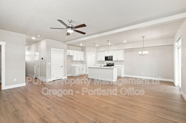 Building Photo - 582 NE Alderwood Dr
