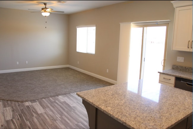 Building Photo - Blackhawk Townhome! End Unit!!