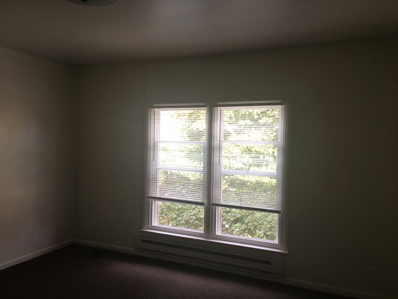 Upstairs Unit 210-B living room - 210 S Fancher Ave