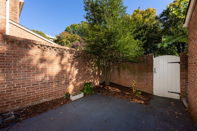 Building Photo - 510 N Poplar St