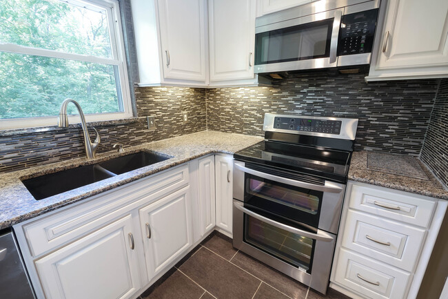 Building Photo - Renovated Singe Family Bi-Level near South...