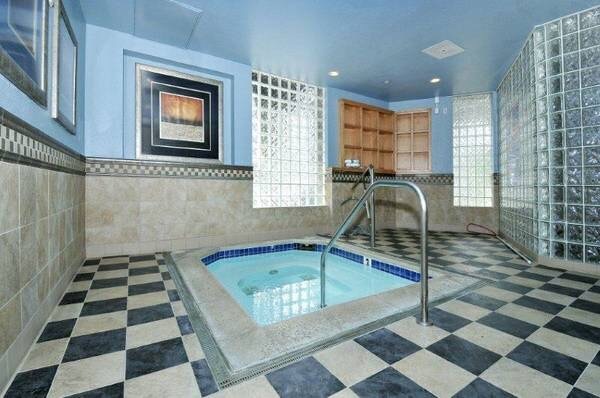 jacuzzi - 1465 C St