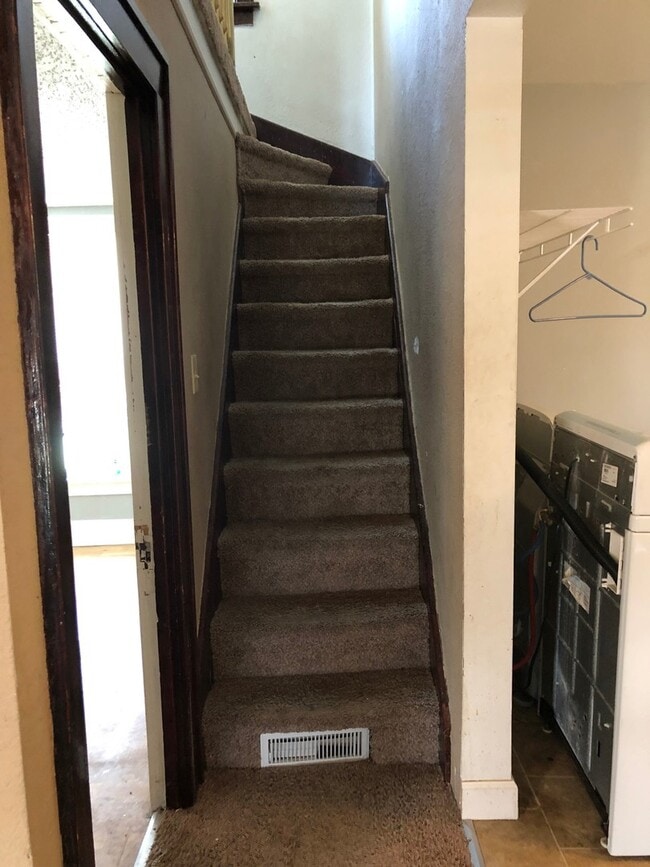 Building Photo - 3 bedroom/2 bath home