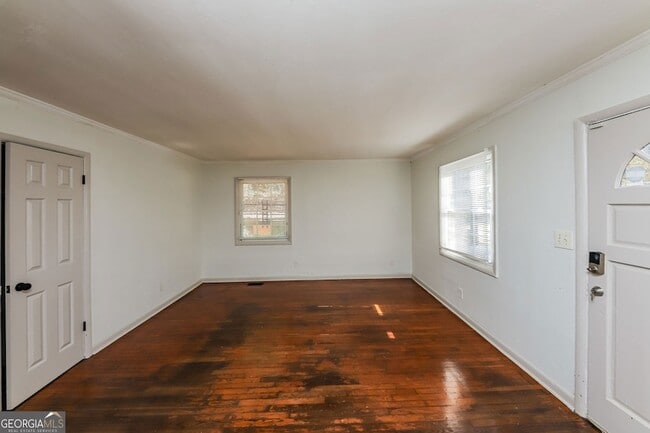 Building Photo - 210 Oak Dr SE