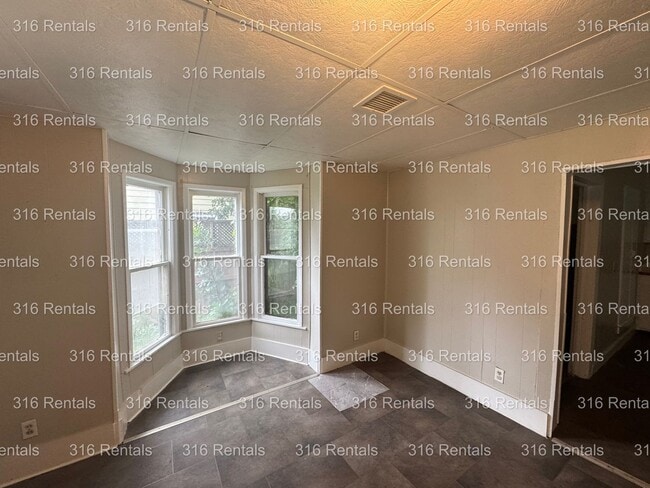 Building Photo - $850 - 3 bed 1 bath - Single Family Home