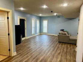 Building Photo - 10111 N Tullis Dr