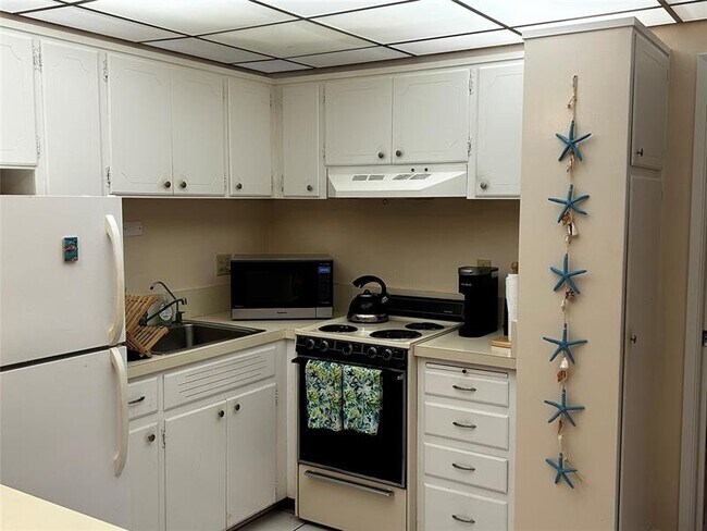 Building Photo - 4630 Poinciana St