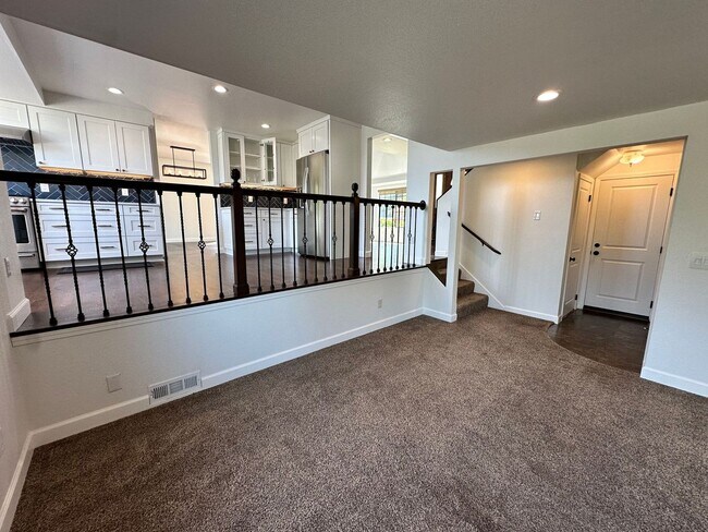 Building Photo - Stunning large 3 bedroom home in West Aubu...