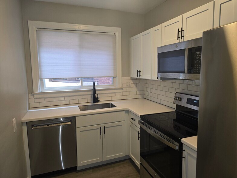Building Photo - 1096 Beaconsfield Ave