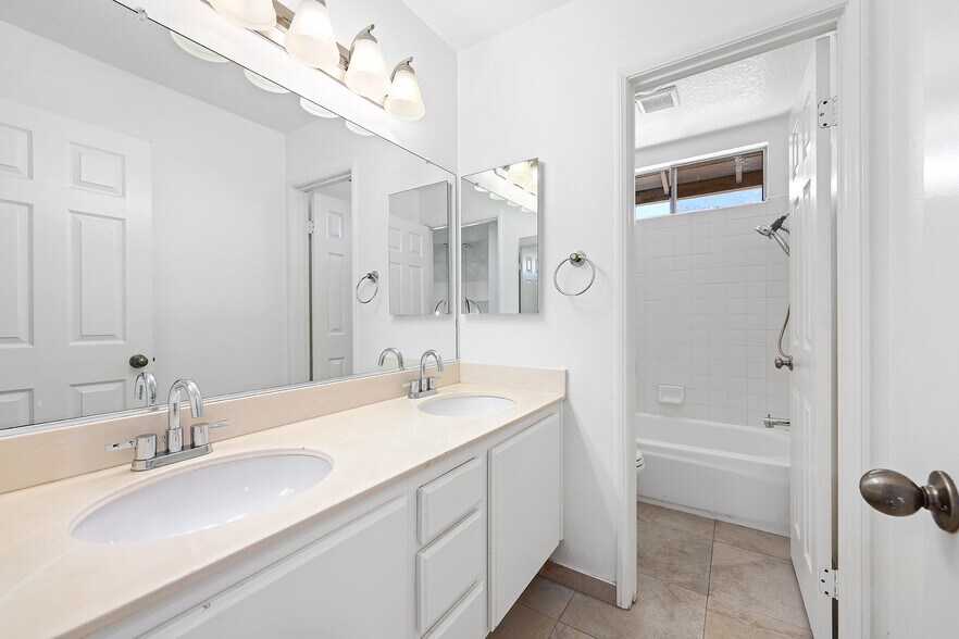 Building Photo - 6718 Vanderbilt Plz
