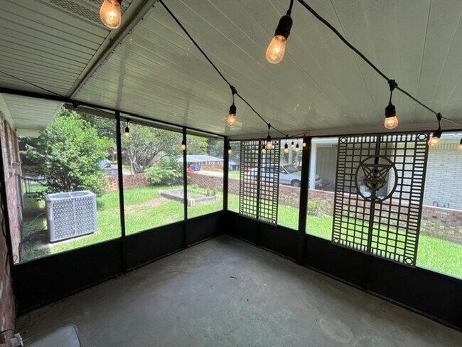 Building Photo - Very Nice 3 Bedroom 2 Bathroom House near the University of Arkansas Little Rock