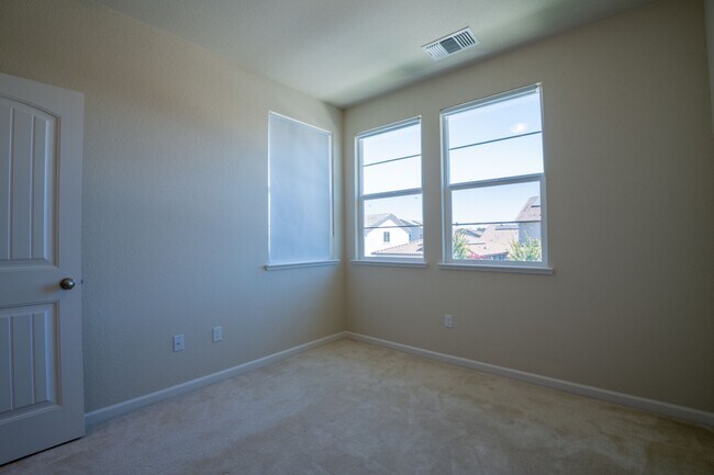 Building Photo - 3625 Blue Bird Dr