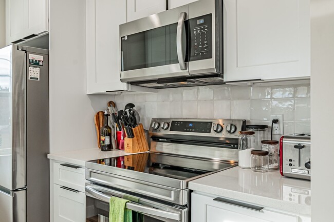 Building Photo - Furnished 2BD, 1BA Condo with 1-Car Garage