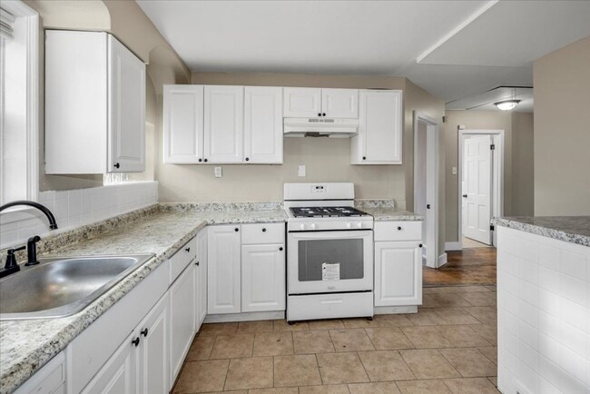 Building Photo - Section 8 Welcome !  Spacious 3 Br / 1 BA Home For Rent in Ferguson