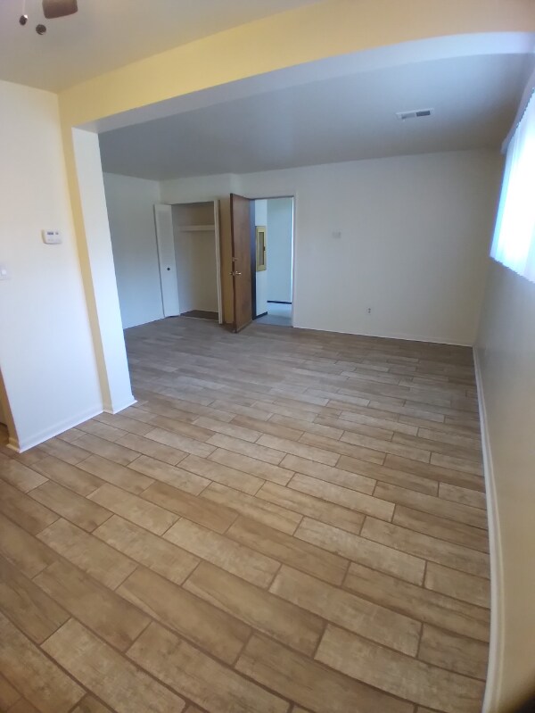 Building Photo - 3300 Kenmore Rd