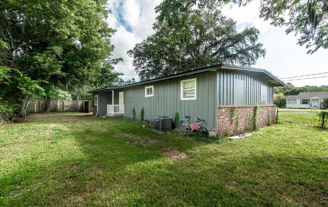 Building Photo - "Cozy 3-Bedroom Gem with a Gated Private B...