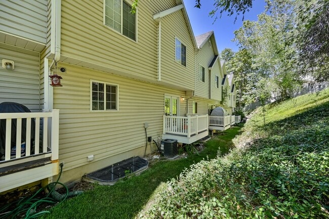 Building Photo - Beautiful Townhome in Amazing Location!
