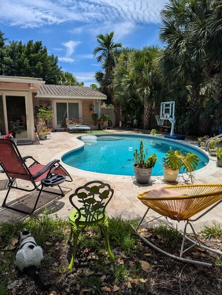 Private Pool - 2220 NE 37th St