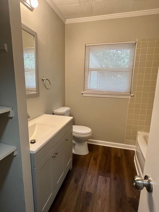 Building Photo - Three bedroom, 1 bath house in Burlington