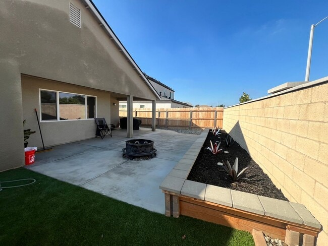 Building Photo - 1517 S Barberry Pl