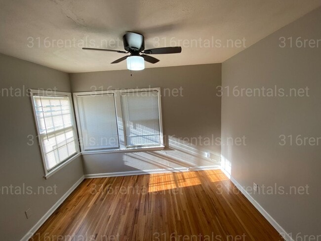 Building Photo - $900 - 2 bedroom / 1 bathroom - Beautiful single family home