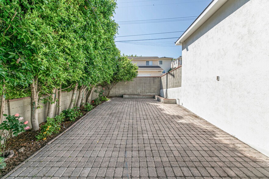 Building Photo - 1061 E Santa Anita Ave