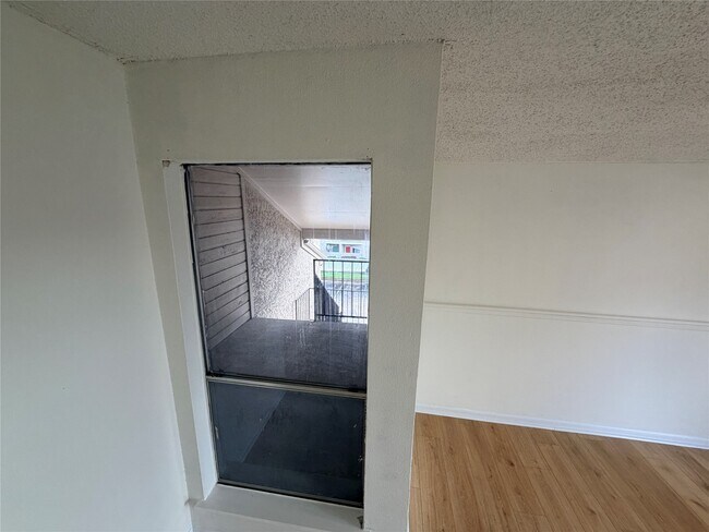 Building Photo - 10855 Meadowglen Ln