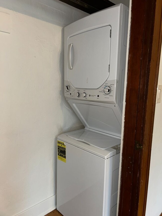 Building Photo - Renovated 1BD/1BA in charming brick cottages