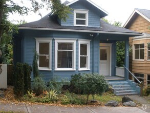 Building Photo - Capitol Hill House