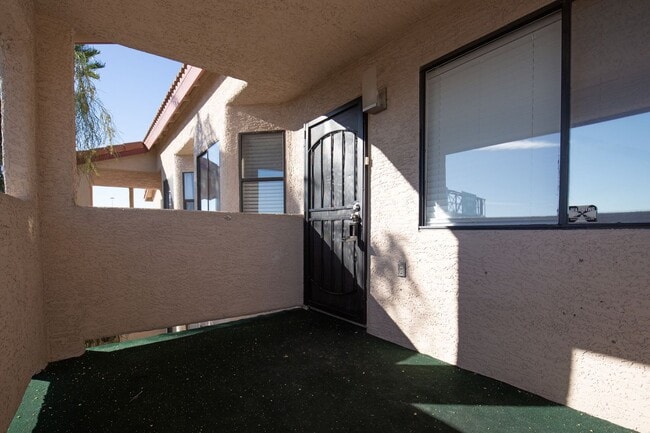 Building Photo - Completely remodeled 2nd floor unit near S...